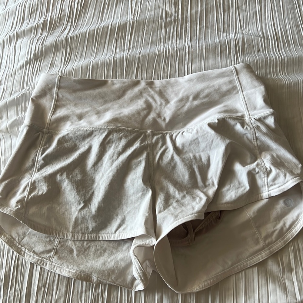 White high rise 2.5 speed up lululemon short